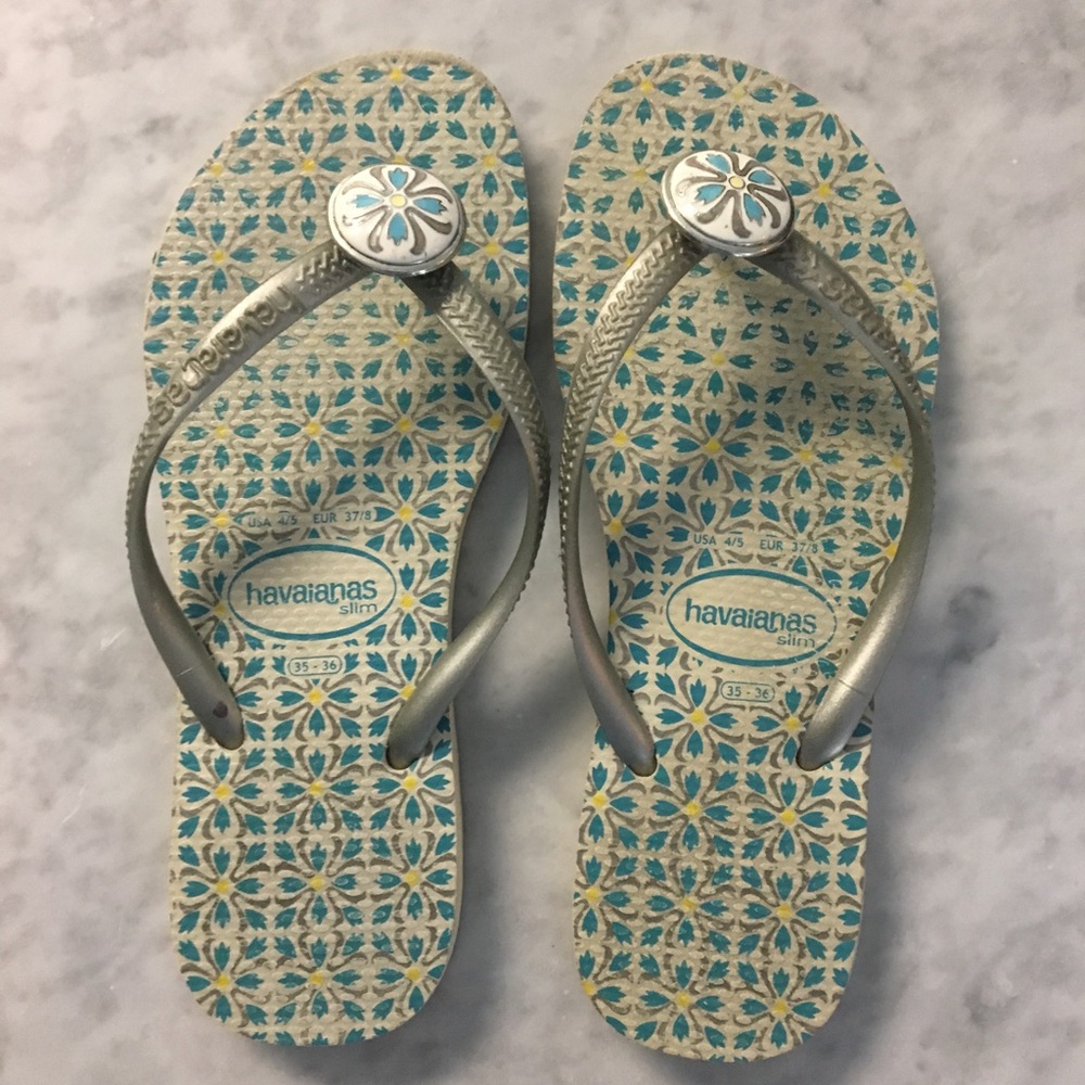 HAVIANAS flip flops with decorative emblem